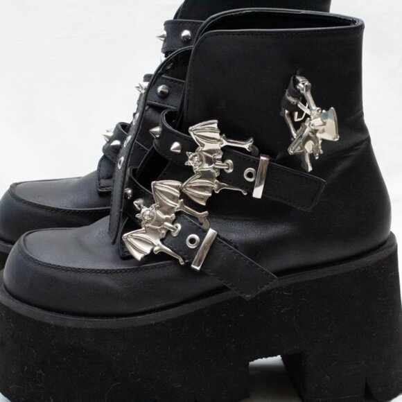 Demonia Ashes-55 Women Goth Chunky Heeled Platform Boots Sz 6 Witchy Bats Buckle - Picture 5 of 10
